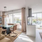 شقة Luxury Townhouse Retreat