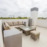 شقة Luxury Townhouse Retreat *